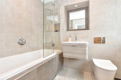 76 Consort Drive, Leatherhead, KT22 0AS