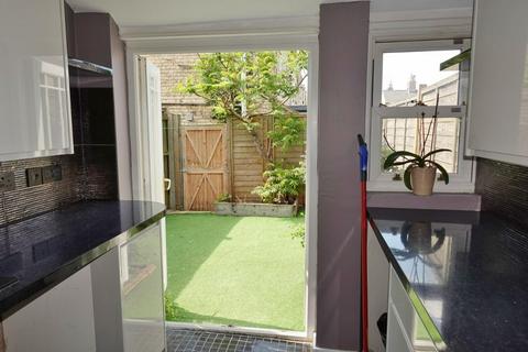 2 bedroom terraced house to rent, Green Road, Newmarket