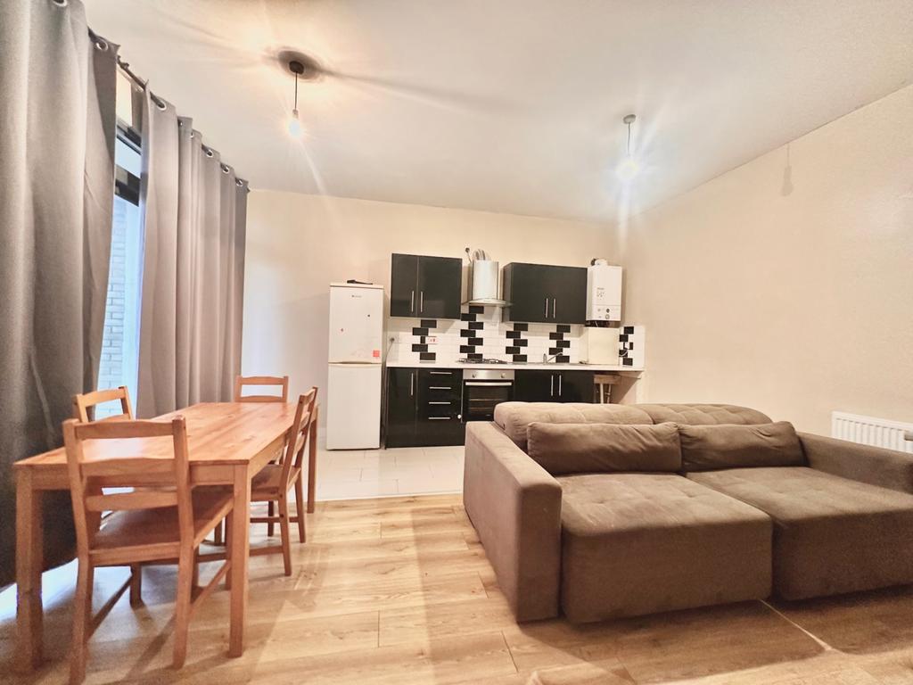 2 Bed Flat to rent in Wimbledon
