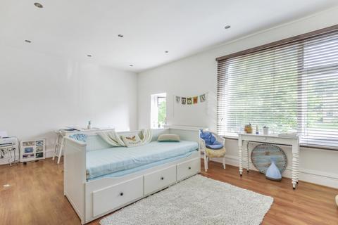 2 bedroom apartment to rent, Newton Avenue London N10