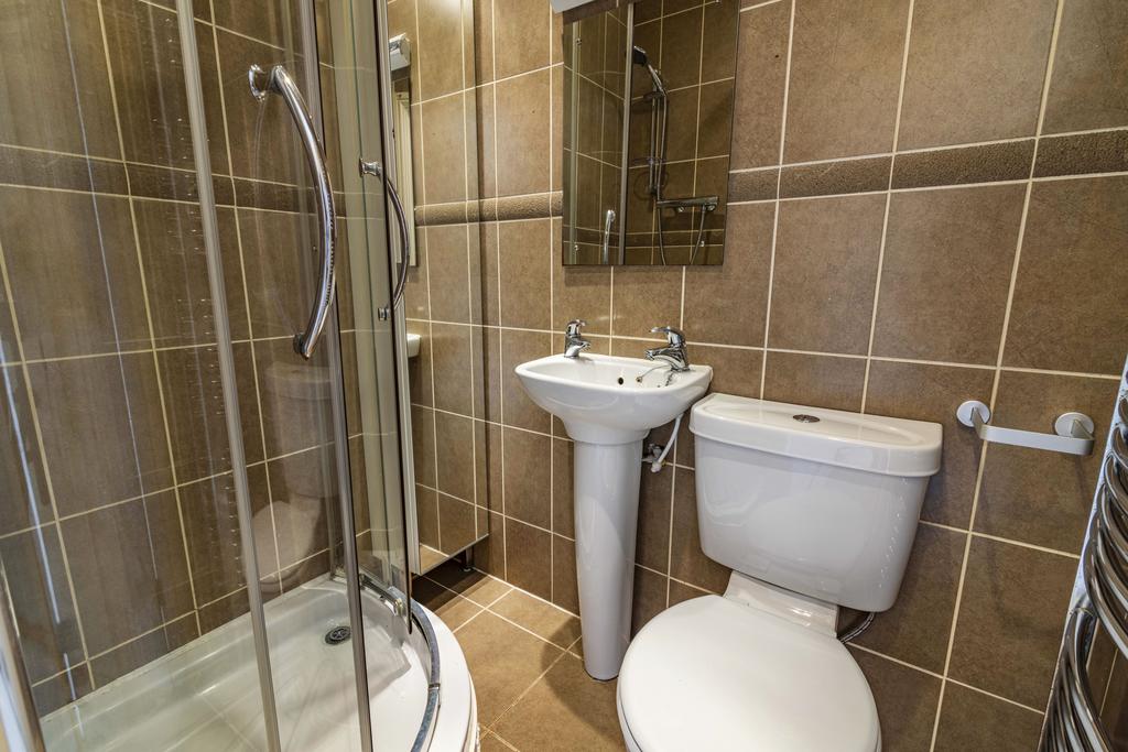 Ensuite to Bedroom 2