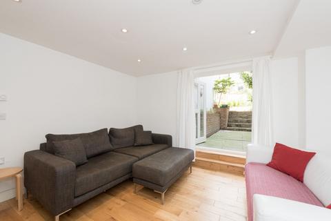 Studio to rent, Caledonian Road, London, N1