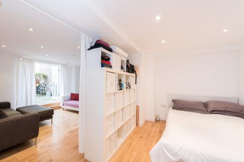 Studio to rent, Caledonian Road, London, N1