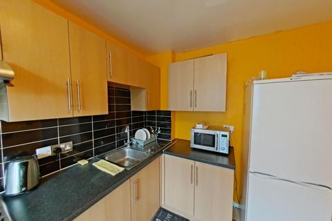 4 bedroom flat share to rent, Carey Gardens, London, SW8