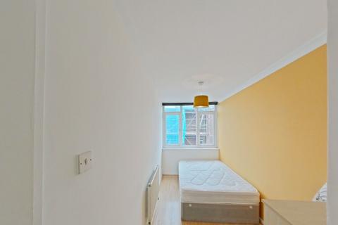 4 bedroom flat share to rent, Carey Gardens, London, SW8