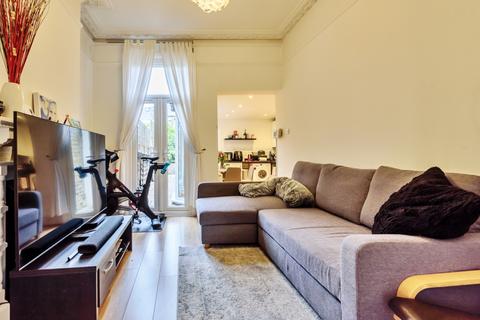 2 bedroom flat to rent, Alexandra Road London SW19