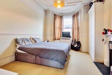 2 bedroom flat to rent, Alexandra Road London SW19