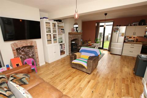 3 bedroom end of terrace house for sale, Sheffield Road, Penistone
