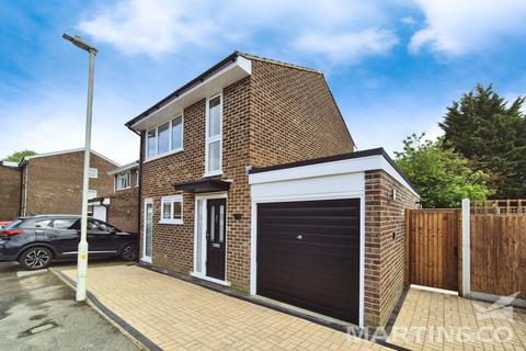 3 bedroom semi-detached house to rent, Lupin Drive, Chelmsford