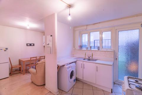 4 bedroom terraced house to rent, Woodall Close, London, E14