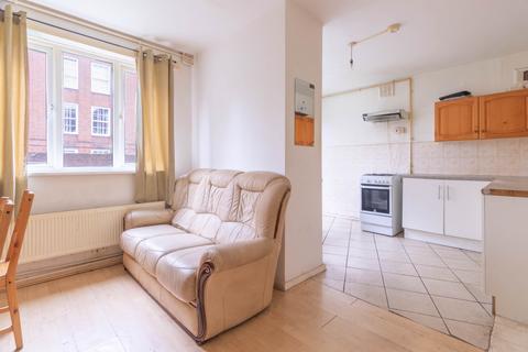 4 bedroom terraced house to rent, Woodall Close, London, E14
