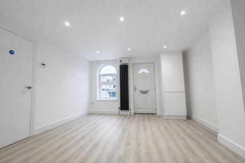 1 bedroom flat to rent, 1 Bedroom Flat To Let - HP12