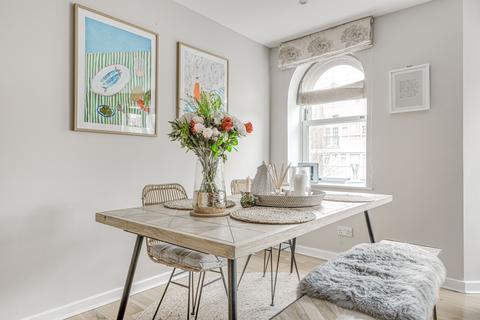 2 bedroom flat to rent, Wendle Square, Battersea, London