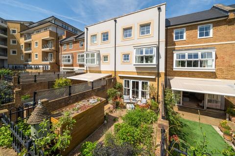7 Flambard Way, Godalming, GU7 1FA