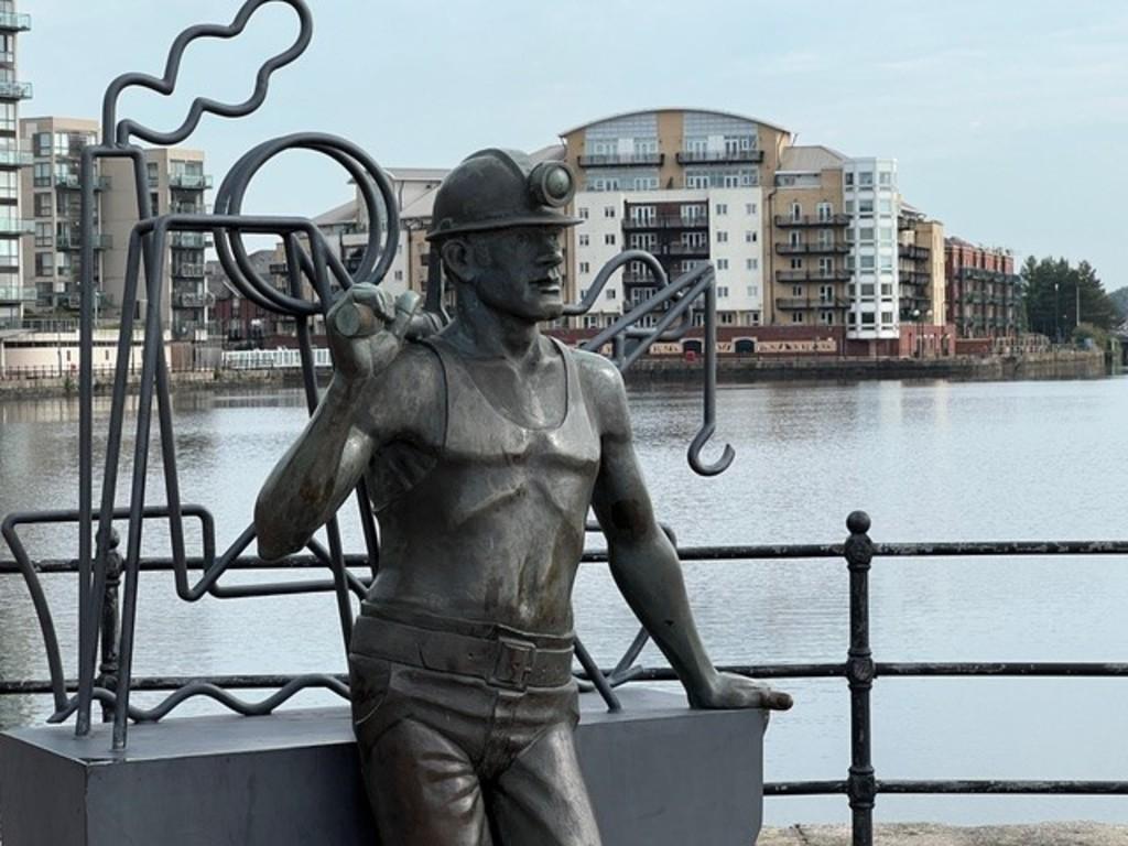 134 Adventurers Quay Outside Shot