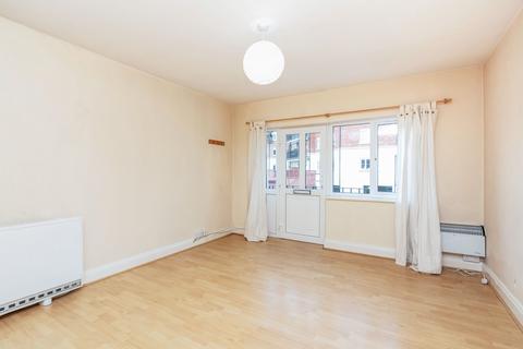 2 bedroom apartment to rent, Old Woking Road, KT14