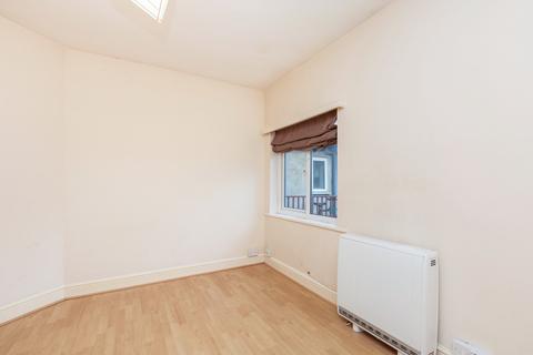 2 bedroom apartment to rent, Old Woking Road, KT14
