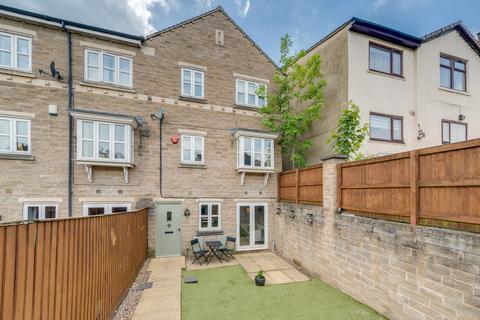 4 bedroom townhouse for sale, Turnpike Close, Birkenshaw