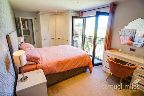 12 Dianmer Close, Hook, Swindon, SN4 8EB