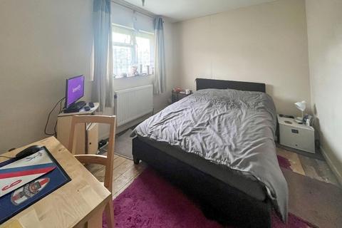 24 Edgecoombe, South Croydon, CR2 8AA
