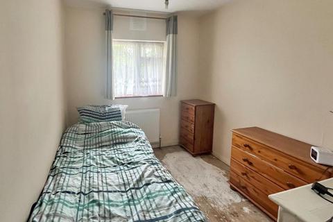 24 Edgecoombe, South Croydon, CR2 8AA