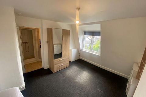 1 bedroom in a flat share to rent, Spacious bedsit in Kilburn