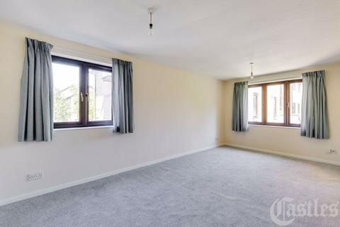 172 Riverside Close, London, E5 9ST