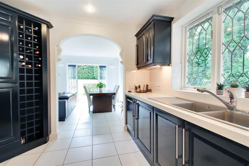 Kitchen Dining Area.jpg