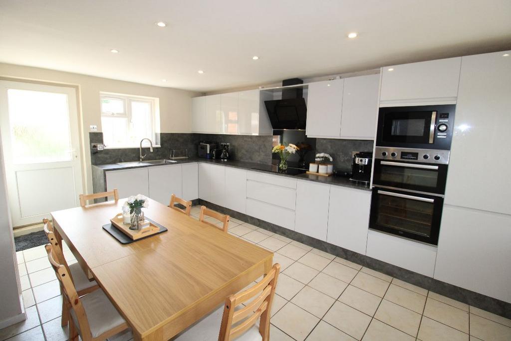 Mill Road, Bozeat, Wellingborough 3 bed semidetached house for sale
