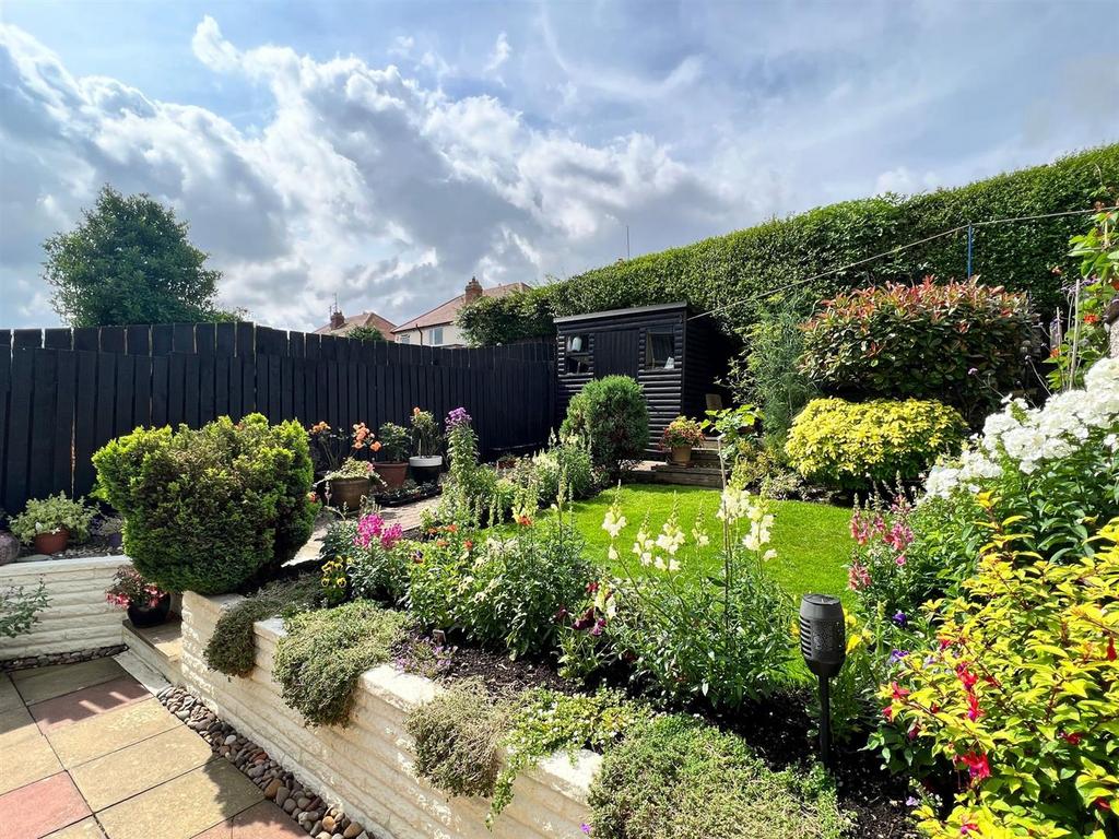 Newlands Park Grove, Scarborough 2 bed semidetached house for sale £