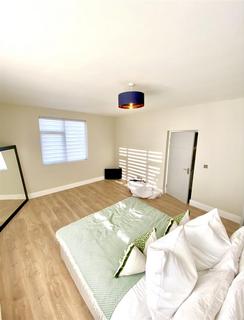 1 bedroom in a house share to rent, Kenilworth Gardens, Westcliff-On-Sea