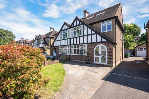 6 Harcourt Field, Wallington, SM6 8BA