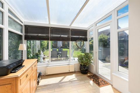 6 Harcourt Field, Wallington, SM6 8BA