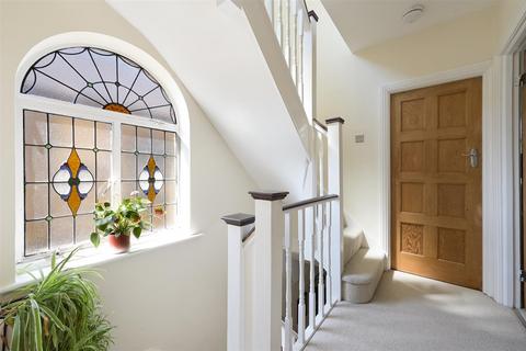 6 Harcourt Field, Wallington, SM6 8BA