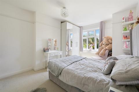 6 Harcourt Field, Wallington, SM6 8BA