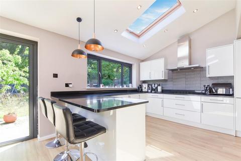 46 North Acre, Banstead, SM7 2EG