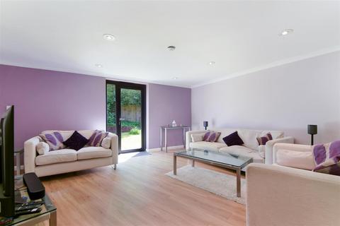 46 North Acre, Banstead, SM7 2EG