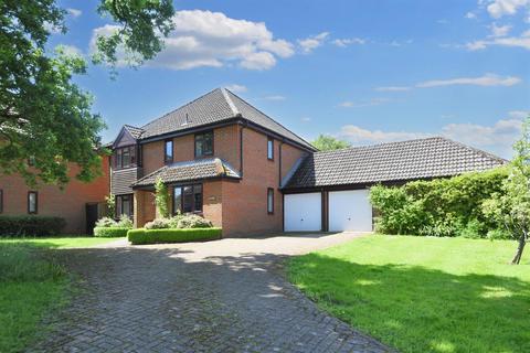 4 bedroom detached house for sale, Briar Close, Gillingham