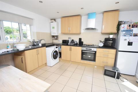 3 bedroom semi-detached house to rent, Pippin Court, Halifax HX2
