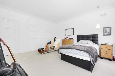 3 bedroom flat for sale, Dartmouth Road, London NW2