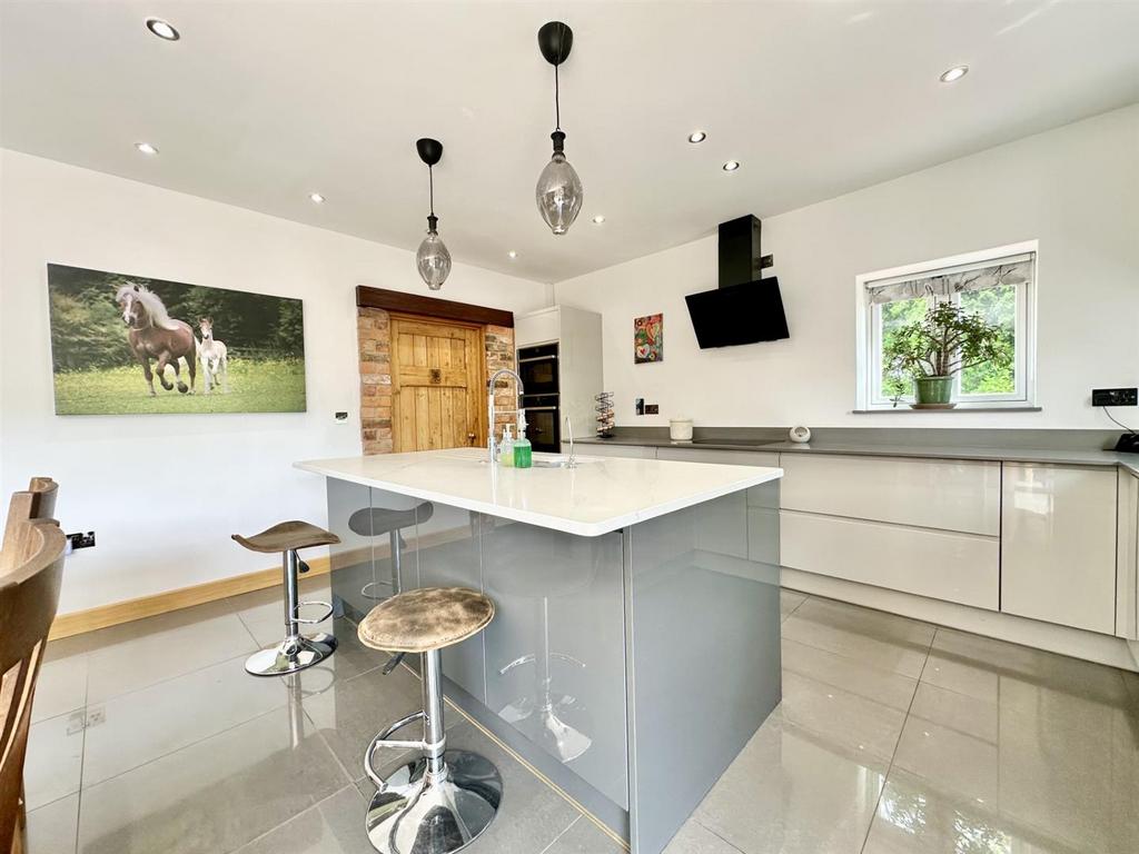 Kitchen2.jpg