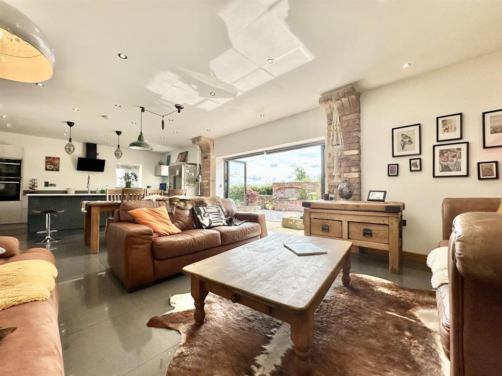 Familyroom2.jpg