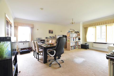 2 bedroom apartment for sale, Epsom Road, Leatherhead KT22