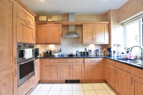 2 bedroom apartment for sale, Epsom Road, Leatherhead KT22