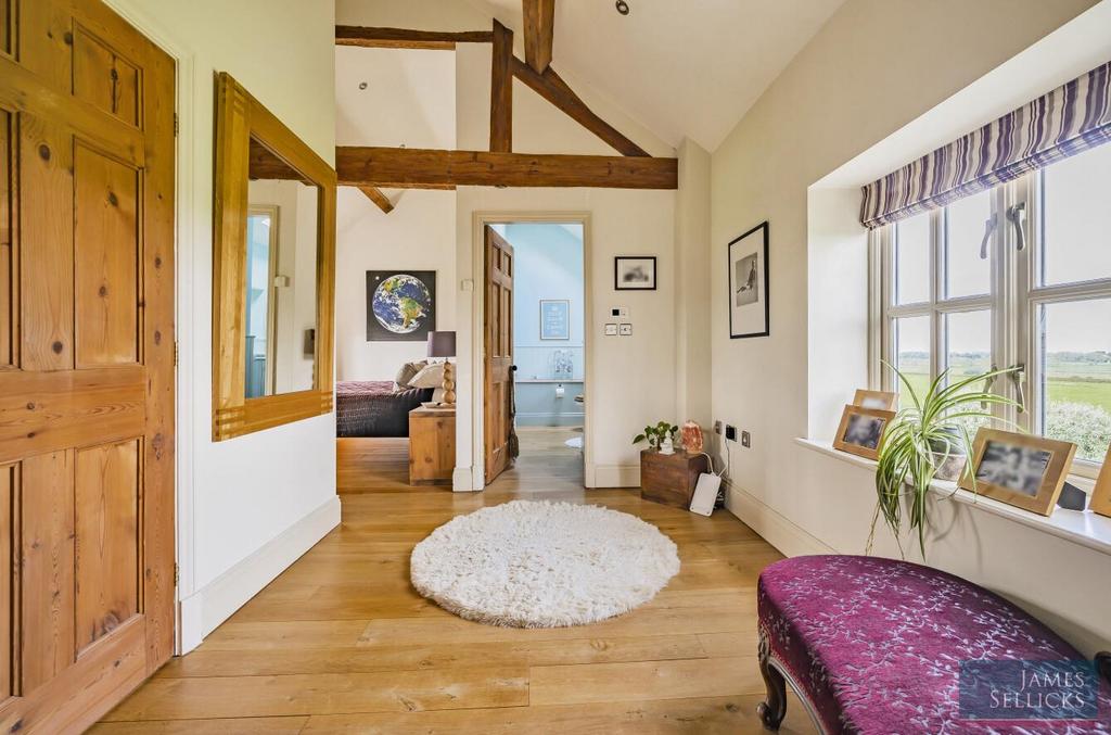 Sitting room to master bedroom