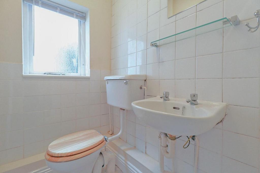 Garden Apartment Bathroom 2.jpg