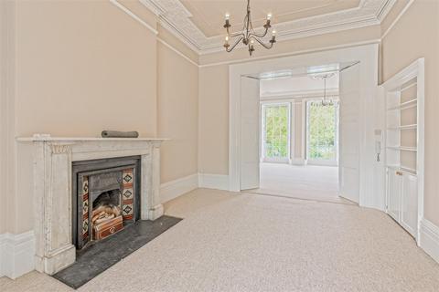 2 bedroom flat to rent, Caledonia Place Clifton Bristol