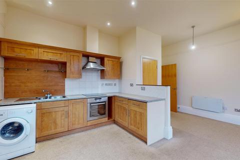 2 bedroom apartment to rent, Sinderhill Court, Northowram, Halifax