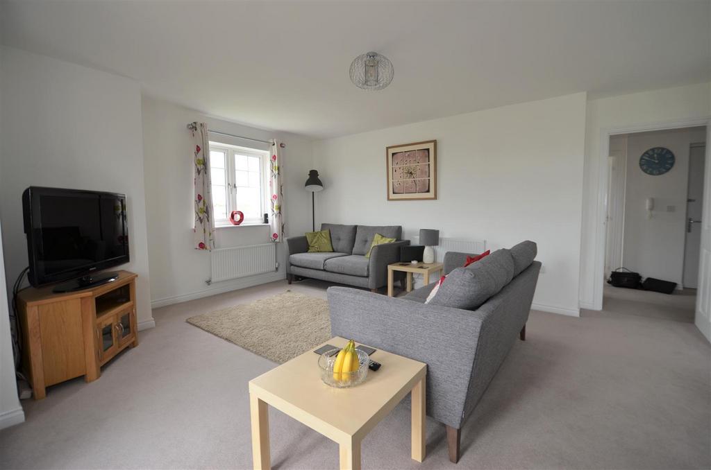 Elton Close, Aylesbury 2 bed apartment to rent £1,250 pcm (£288 pw)