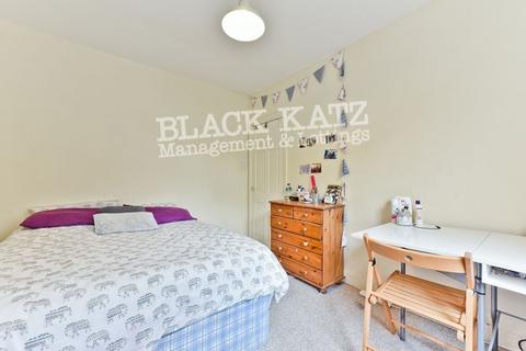 4 bedroom terraced house to rent, SE17
